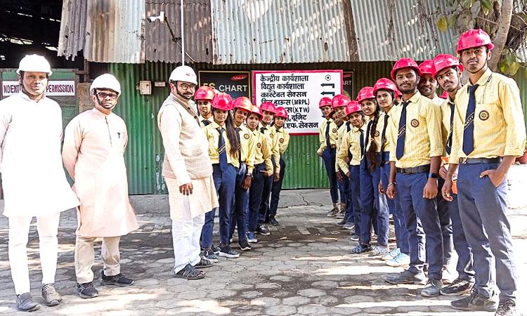 Industrial visits od Department of Commerce pics of 19 November Industrial visit of MMYVV's Students in Mahakoshal Refractories Pvt. Ltd. (MRPL) a leading world-class Refractories manufacturer in Katni District.