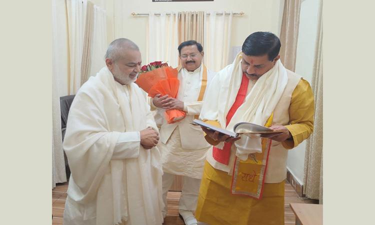Brahmachari Girish Ji and Shri Arvind Singh Rajpoot (The Registrar of Maharishi Mahesh Yogi Vishwavidyalaya) has greeted Honourable Dr. Mohan Yadav Ji on behalf of Maharishi Organisation  for becoming Chief Minister of Madhya Pradesh and honoured him with flower bouquet and shawl.