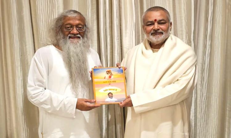 Brahmachari Girish Ji has presented his book Param Pujya Maharishi Mahesh Yogi ji ki Deviya Chhatra Chhaya mein Brahmachari Girish to Dr. Brahmachari Girish Momaya Ji, Director of Maharishi European Research University,