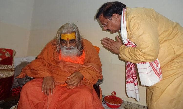 Shri Arvind Singh Rajpoot, Registrar of Maharishi Mahesh Yogi Vedic Vishwavidyalaya seeking blessings of Jyotishpeethadheeshwar Shankaracharya Swami Vasudevanand Saraswati Ji Maharaj.