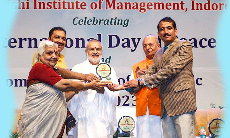 International Day of Peace and the commencement of the academic session of Maharishi Institute of Management, Indore. Padmashree Dr. Janak Palta Magligan was the chief guest of the programme and international poet Professor Rajeev Sharma and Dr. Rajeev Dixit DCDC, Devi Ahilya University were the special guests. 