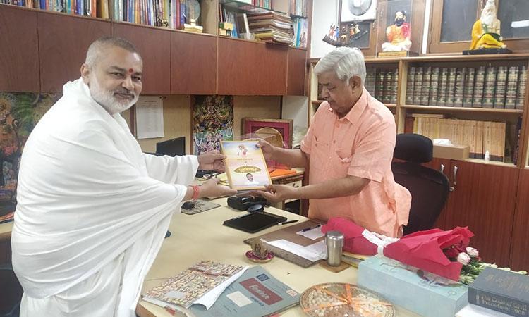 Brahmachari ji presented his new book 'Brahmachari Girish under the Divine Umbrella of His Holiness Maharishi Mahesh Yogi Ji' to Shri Alok Ji.