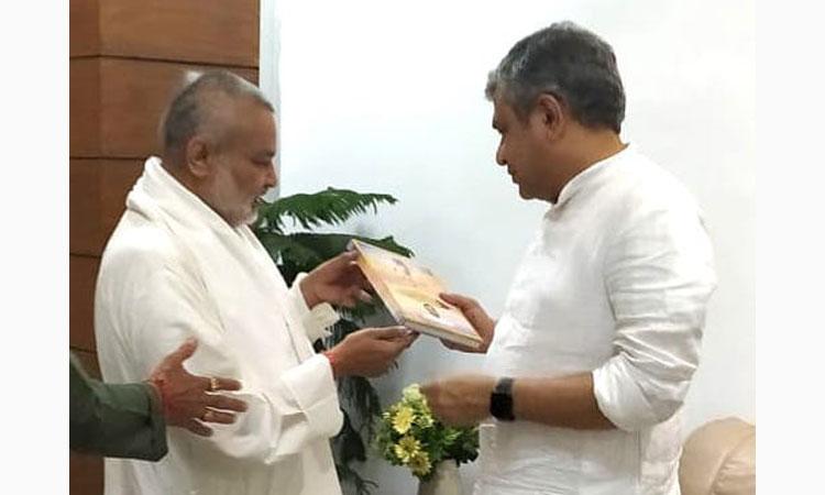Brahmachari Girish Ji met Honorable Union Railway Minister Shri Ashwini Vaishnaw Ji , and presented his new book 'Brahmachari Girish under the Divine Umbrella of His Holiness Maharishi Mahesh Yogi Ji'.