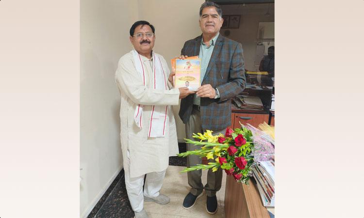 Shri Arvind Singh Rajput, The Registrar of Maharishi Mahesh Yogi Vedic Vishwavidyalaya has presented the book of Brahmachari Girish ji to Shri Bharat Sharan Singh, Chairman of Private University Regulatory Commission of Madhya Pradesh.