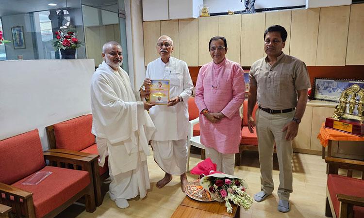 Brahmachari ji presented his new book 'Brahmachari Girish under the Divine Umbrella of His Holiness Maharishi Mahesh Yogi Ji' and Shri Dinesh Ji had turned the pages immediately and assured for reading it.