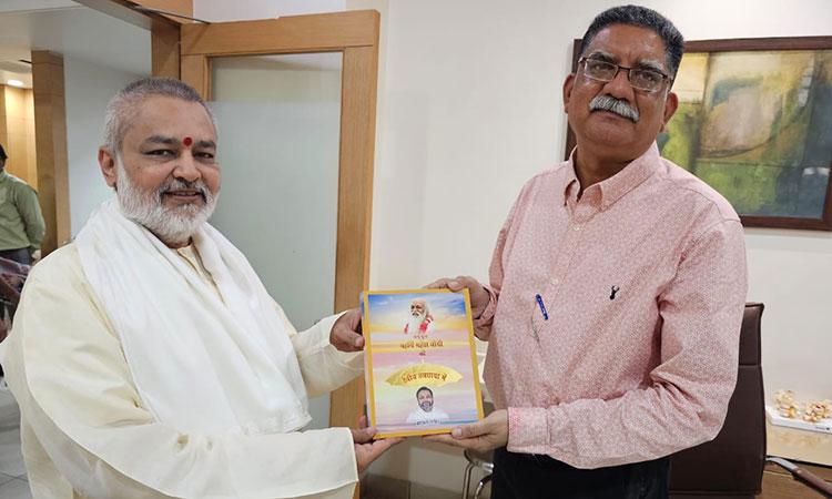 Brahmachari Girish Ji has presented his book (Brahmachari Girish Under Divine Umbrella of His Holiness Maharishi Mahesh Yogi Ji) to Dr. Sandeep Sharma Ji, Famous Artho Surgeon of Fracture Hospital Bhopal.