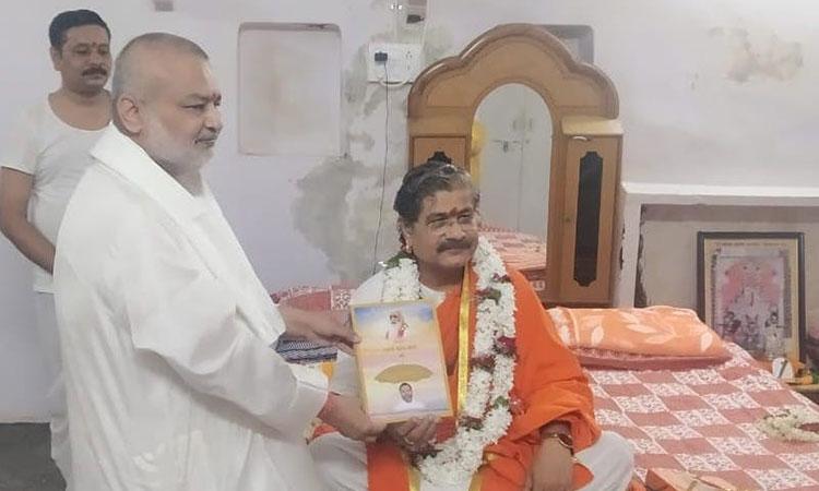 Brahmachari Girish Ji has presented his new book 'Maharishi Mahesh Yogi Ji ki Daiviya Chhatrachhaya mein Brahmachari Girish' to Swami Jitendranath Ji Maharaj, Peethadheeshwar of Shri Nath Peeth, Anjan Gram, Surji, Maharashtra and received blessings.