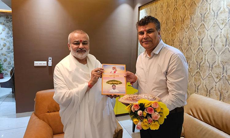Brahmachari ji presented his new book 'Brahmachari Girish under the Divine Umbrella of His Holiness Maharishi Mahesh Yogi Ji' to Shri Manoj Tyagi Ji, CEO of Sanskar TV channel.