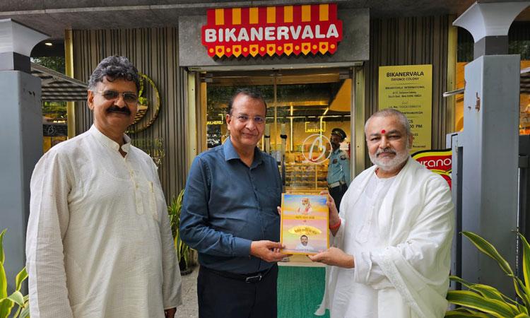 Brahmachari Girish ji met and presented his new book 