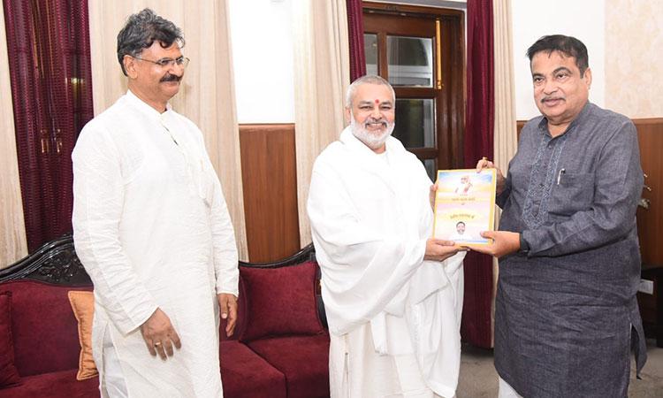 Brahmachari ji presented his new book 'Brahmachari Girish under the Divine Umbrella of His Holiness Maharishi Mahesh Yogi Ji' to Shri Gadkari Ji.	