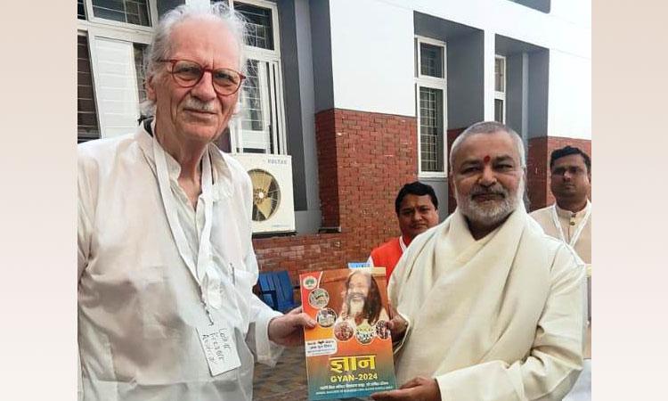 During visit to 10000 Siddha's assembly for World Peace at Hyderabad, Brahmachari Girish ji met few senior members and friends of Maharishi Ji's Global Movement. 