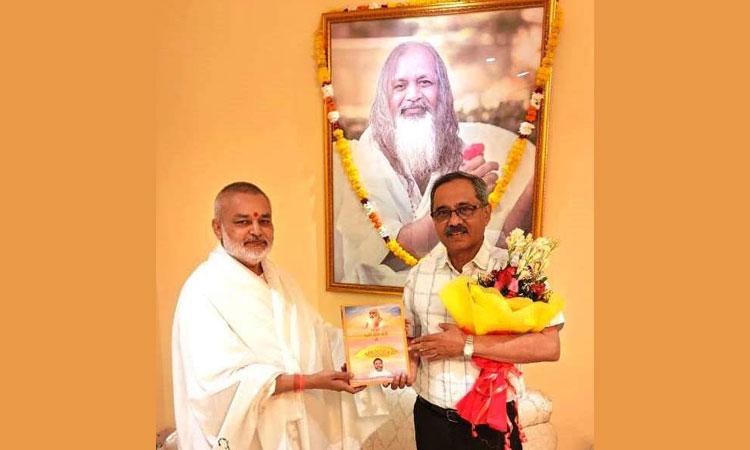 Brahmachari Girish greeted reputed Doctor and Director of Bharadwaj Hospital Noida, Dr. V. A. Bharadwaj and presented his new book 'Maharishi Mahesh Yogi ji ki Deviya Chhatrchhaya mein Brahmachari Girish'.